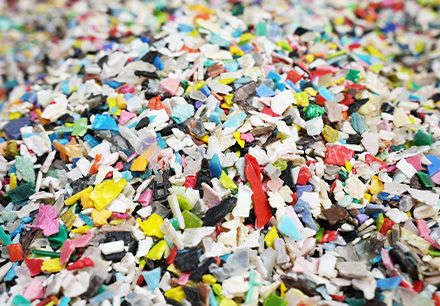 破砕・選別された再生プラスチック原料